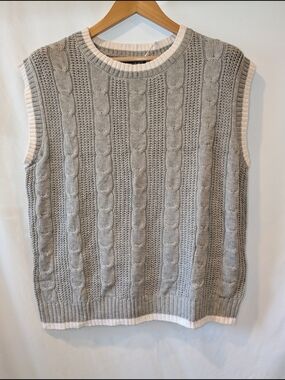 Sleeveless Cable Knit Crewneck Sweater Vest in Light Gray with Contrast Trim NWT
